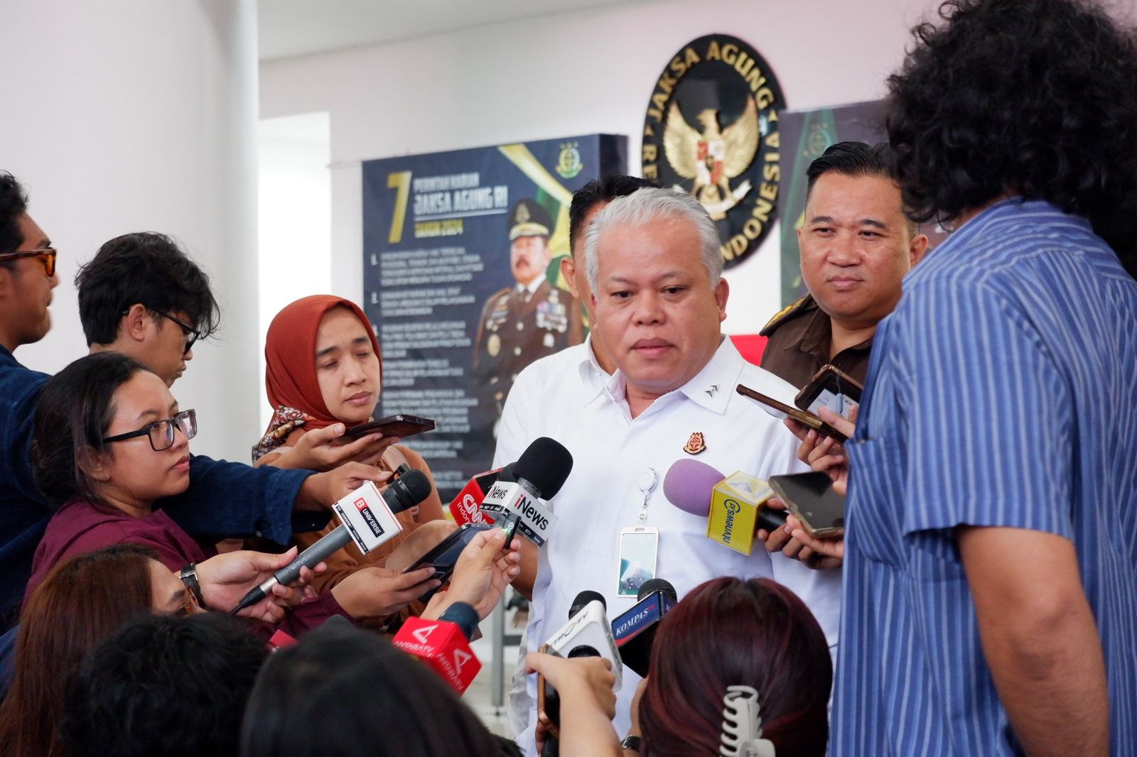 Penahanan 3 Oknum Hakim Dipindahkan Dari Kejaksaan Tinggi Jawa Timur ke Jakarta