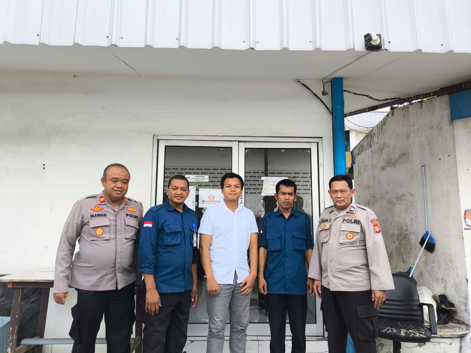 Jelang pergeseran logistik KPU Sejumlah Personil Polri Amankan Gudang Logistik 
