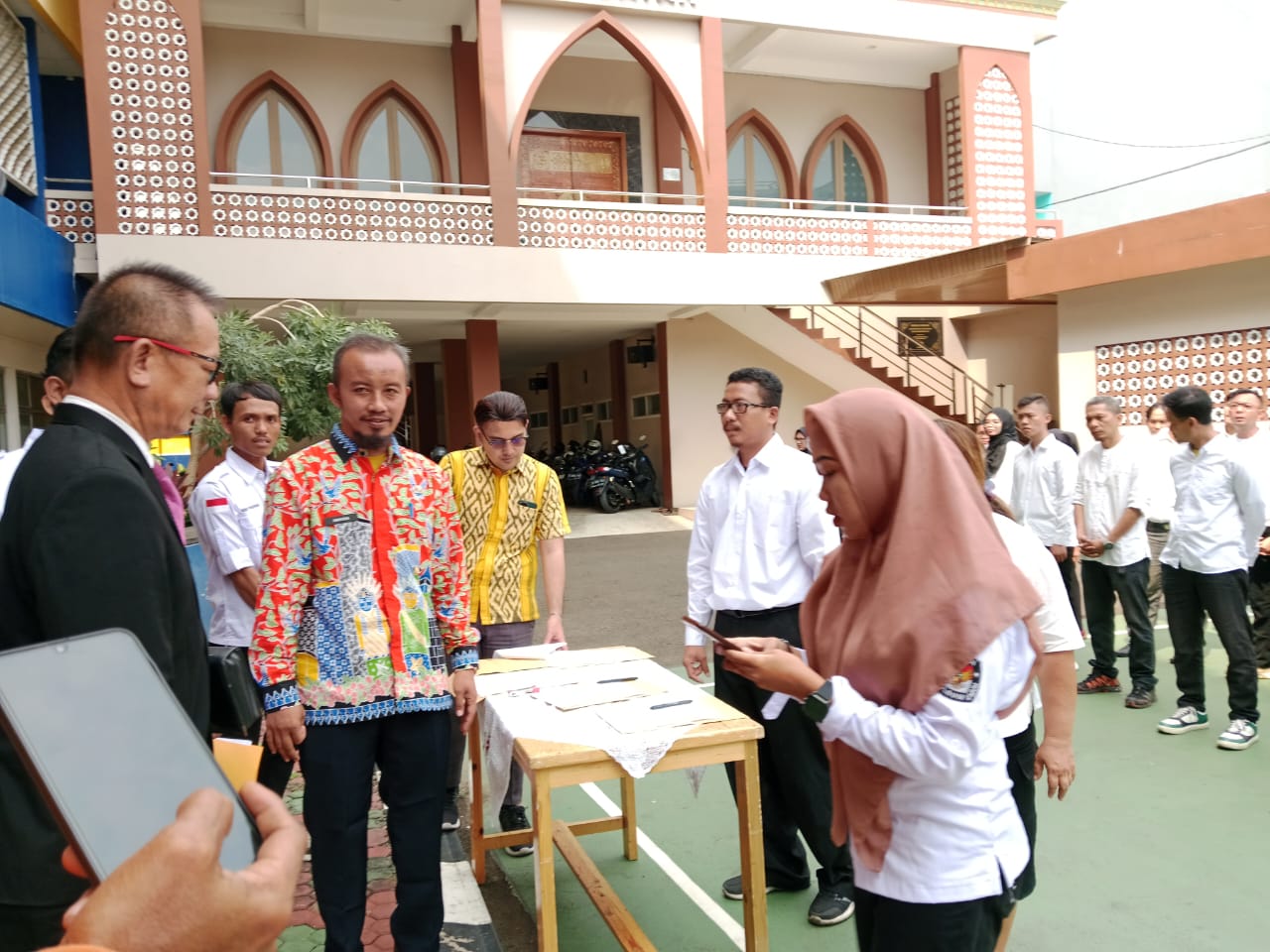 Bhabinkamtibmas Kelurahan Kartini Menghadiri Pelantikan Anggota KPPS Untuk Pilkada DKI Jakarta 2024 
