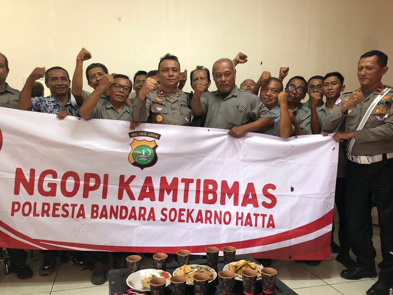 Sambil Ngopi Polantas Bandara Soetta Ajak Pengemudi Taksi Tertib Berlalu Lintas