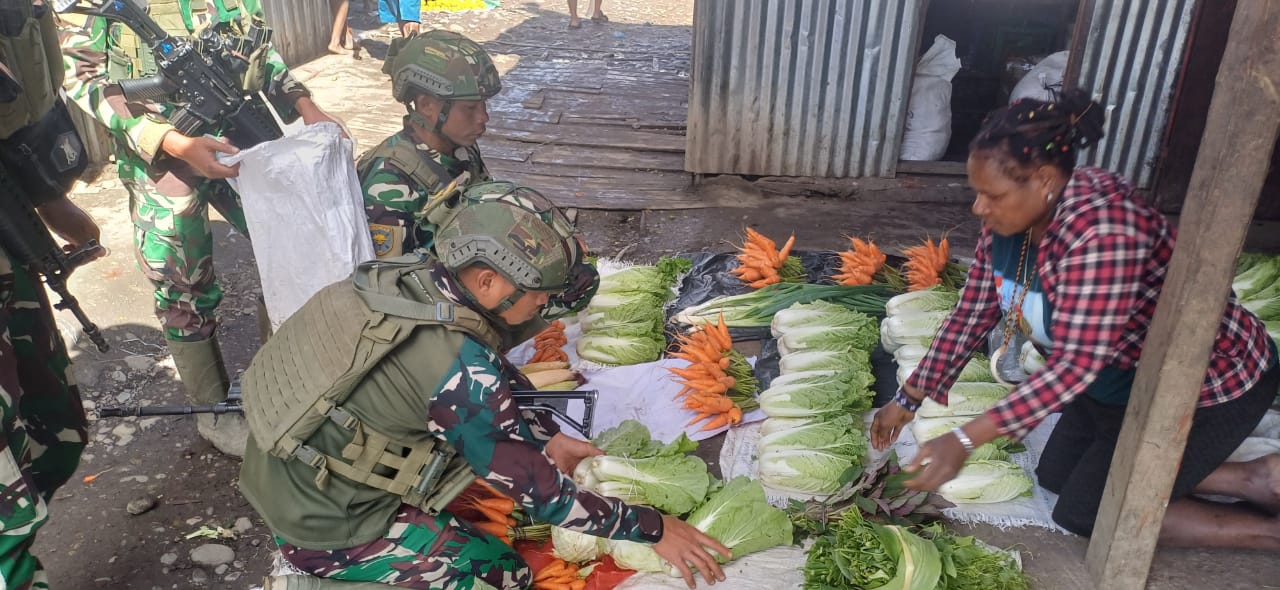 Rosita Satgas Habema Bantu Perekonomian Warga Kago