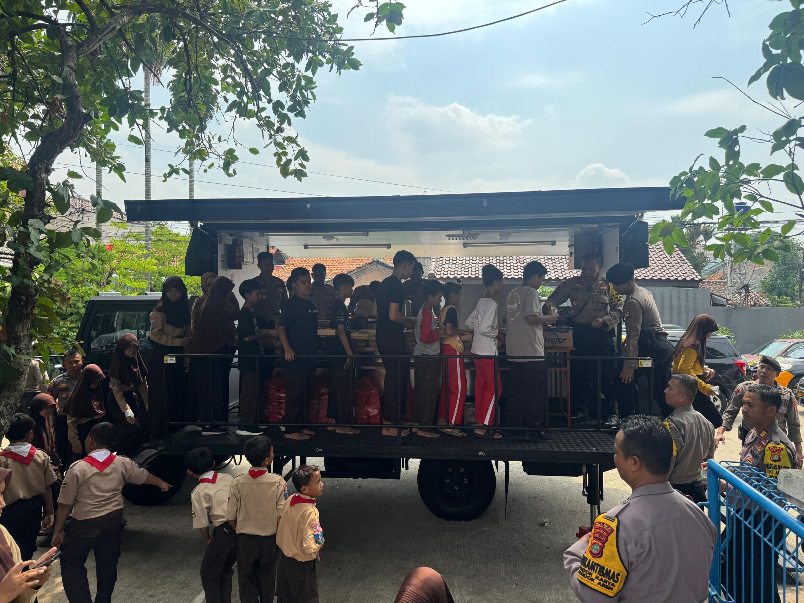 Dalam Rangka ketahanan Pangan Dit Samapta Polda Metro Jaya Melaksanakan Giat Pemberian Makan Gratis Bergizi Melalui Dapur Lapangan 