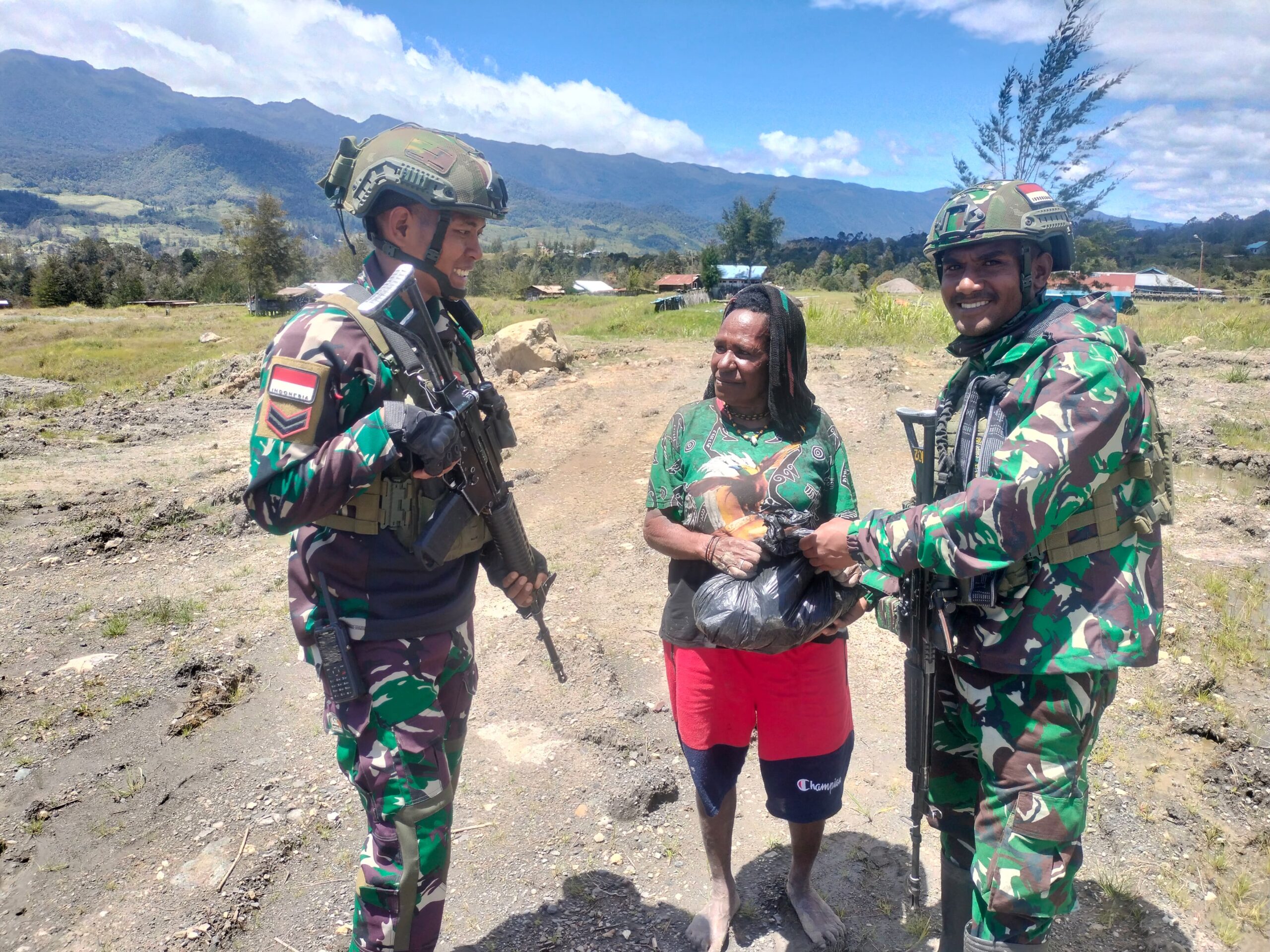 Paket Sembako Satgas Habema Disambut Antusias Warga Jigunggi