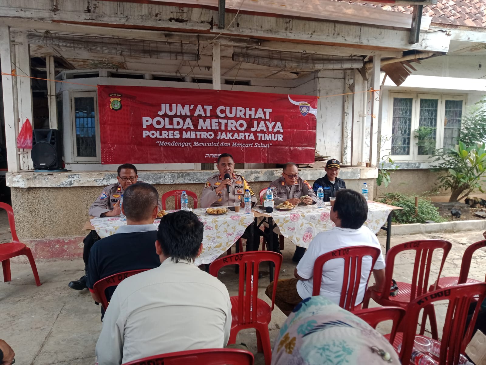 Kapolsek Matraman Dan Masyarakat Bersama Dalam “Jumat Curhat” Untuk Tingkatkan Keamanan Dan Kesejahteraan Warga