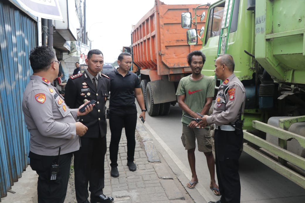 Petugas Tindak Tegas Truk Tanah Langgar Jam Operasional, 13 Truk Dikandangi, 9 Truk Diputar Balik