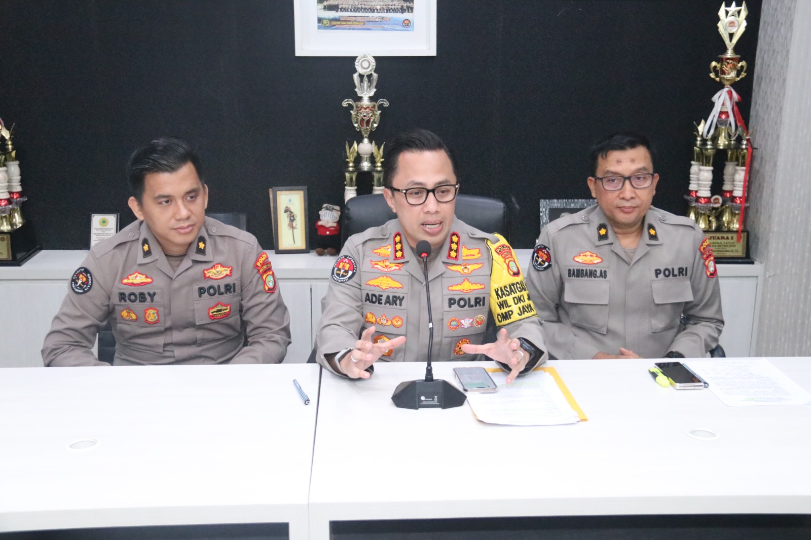 Polisi Buru Pengemudi Toyota Yaris ‘Koboi’ Yang Todongkan Pistol Di Tol Bekasi