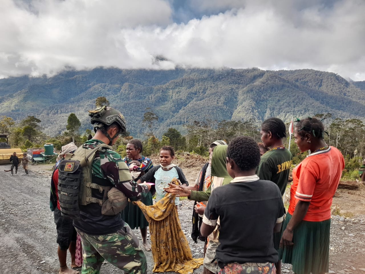 Komsos Satgas Habema Disambut Gembira Warga Bilogai