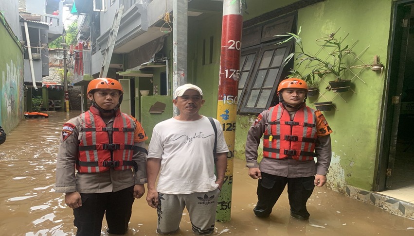 Tim SAR Brimob Polda Metro Jaya Evakuasi Warga Terdampak Banjir Di Kampung Melayu