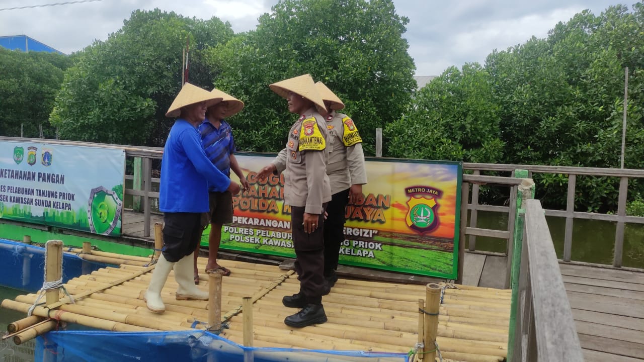 Dukung Ketahanan Pangan, Bhabinkamtibmas Lakukan Pendampingan Kepada Petani Ikan