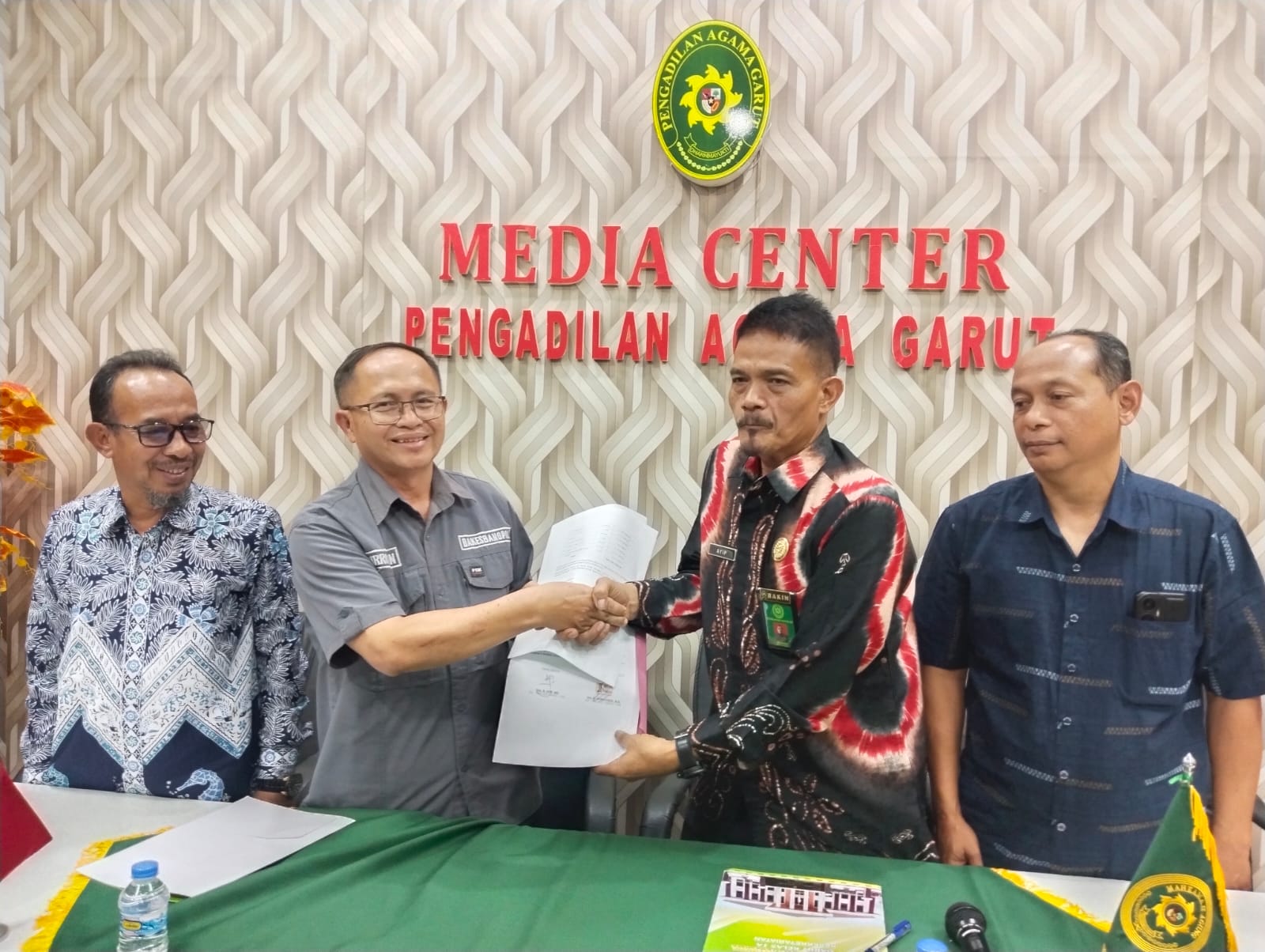 Dorong Peningkatan Sarana Pelayanan Publik, Pemkab Garut Hibahkan Sarana Teknologi Ke Pengadilan Agama