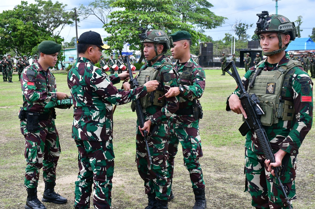 Panglima TNI Beri Reward KPLB Kepada 12 Prajurit TNI Berprestasi Tugas Operasi Papua