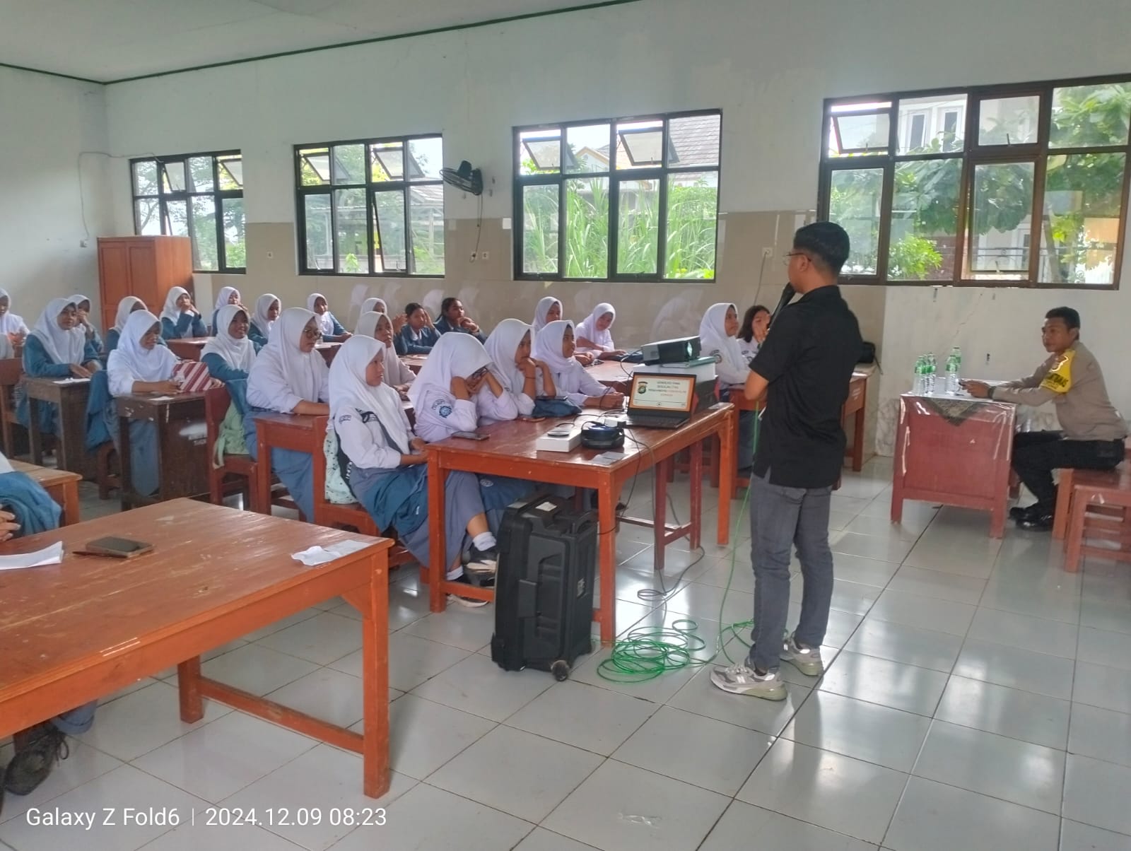 Polres Metro Bekasi Gelar Pembinaan Dan Penyuluhan Di SMAN 2 Cibitung Dalam Program “Mahasiswa Mengajar Polda Metro Jaya”