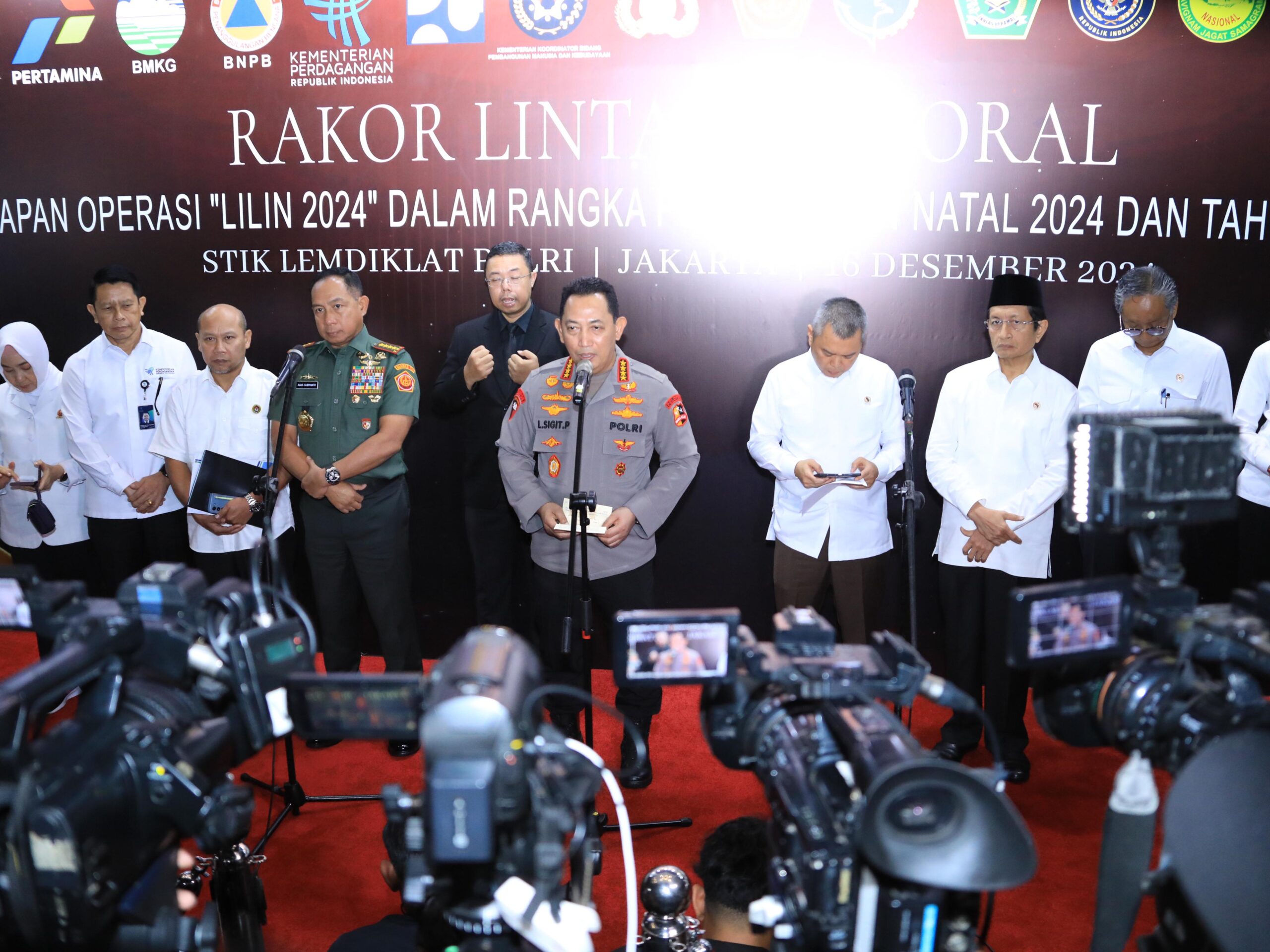 Kapolri: Personel Gabungan Polri-TNI Amankan 61 Ribu Lokasi Ibadah Dan Rekreasi Saat Natal-Tahun Baru