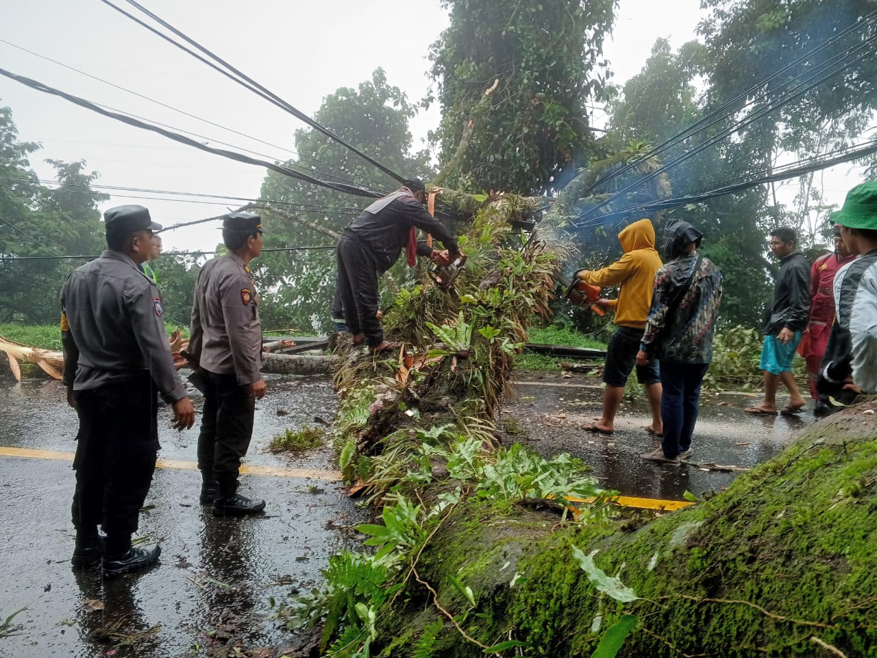 Akses Jalur Medan-Brastagi Terputus, TNI-Polri Bersinergi Lakukan Evakuasi