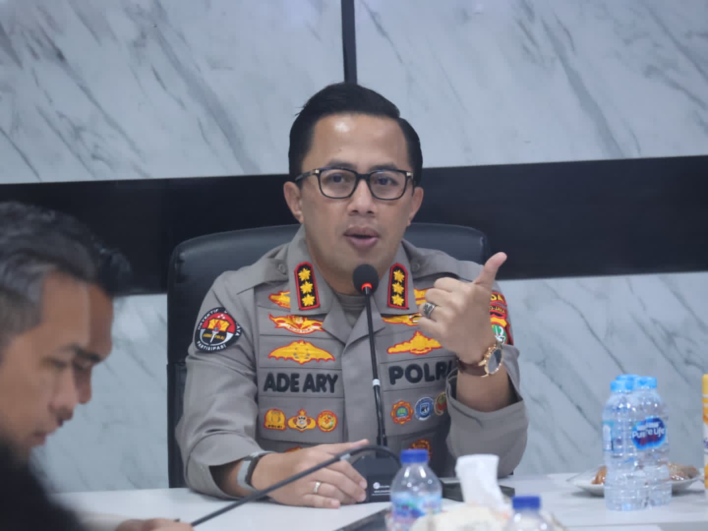 Kabid Humas Polda Metro Jaya Berikan Pengarahan Dan Penghargaan Untuk Anggota Berprestasi