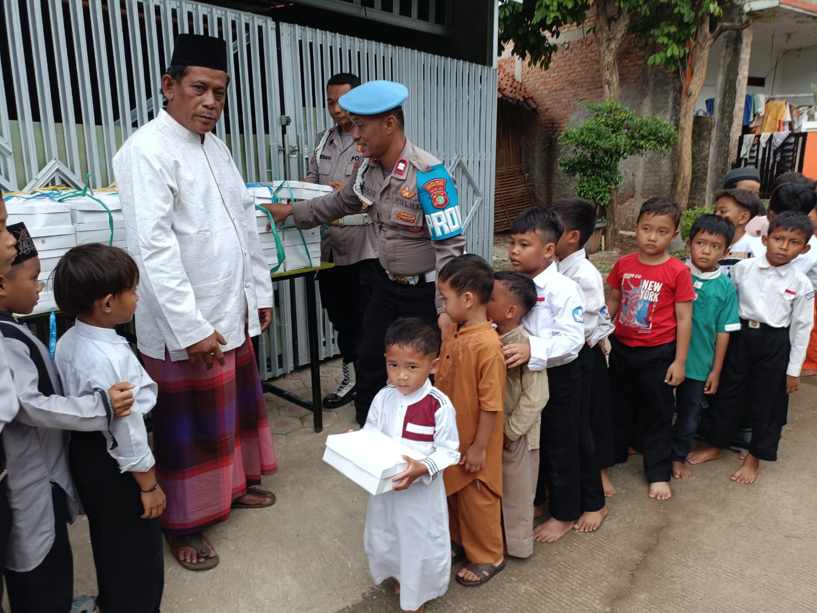 Divisi Propam Polri Tebar Kebaikan Dan Keberkahan, Bagikan 350 Nasi Kotak Di Masjid Al-Falah Bekasi