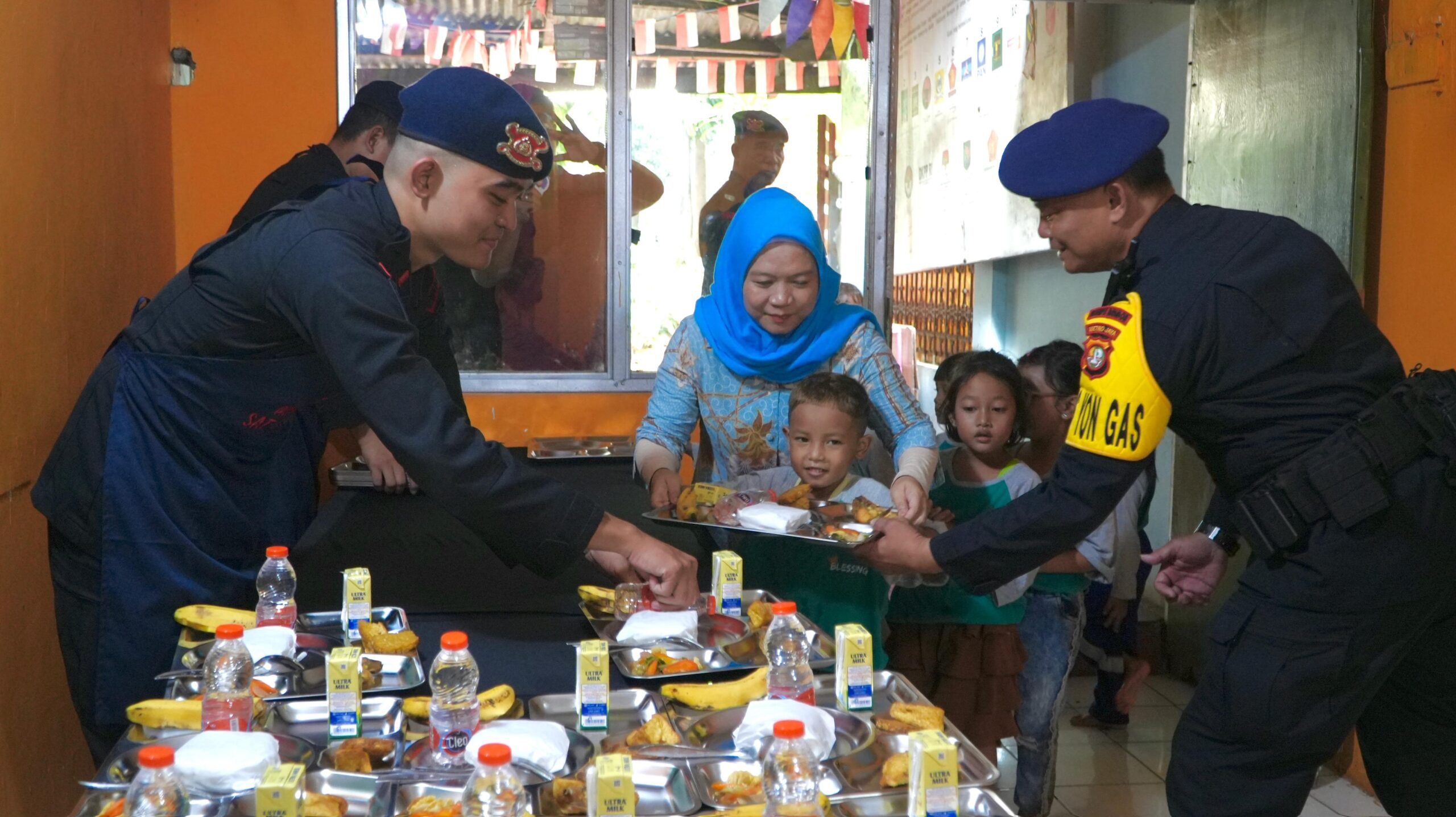 Brimob Polda Metro Jaya Bagikan Makanan Bergizi Gratis Untuk Anak Jalanan Di Karet