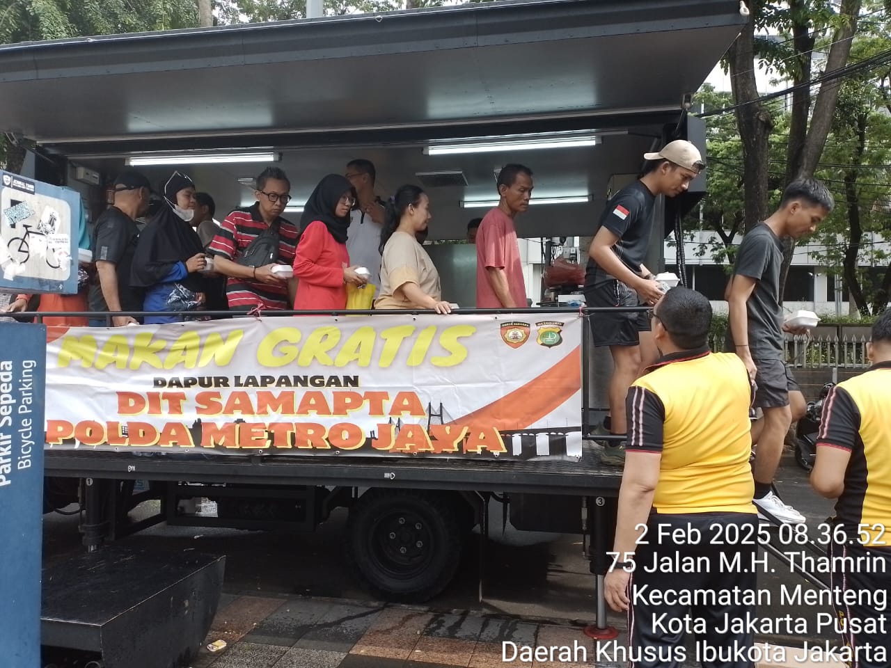 Ditsamapta Polda Metro Jaya Gelar Bagi-bagi Makanan Gratis Di CFD, Warga Antusias