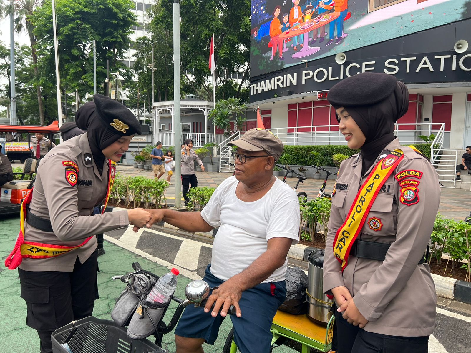 Polwan Ditsamapta Polda Metro Jaya Hadir Humanis, Berikan Pelayanan Di CFD Sudirman-Thamrin