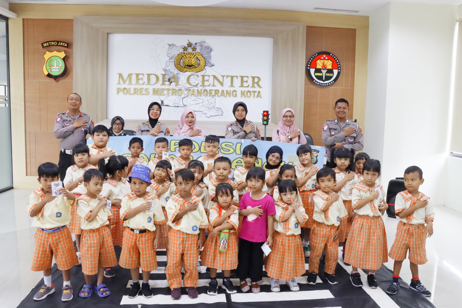 Satuan Lalu Lintas Polres Metro Tangerang Kota Memberikan Edukasi Kepada Anak Usia Dini