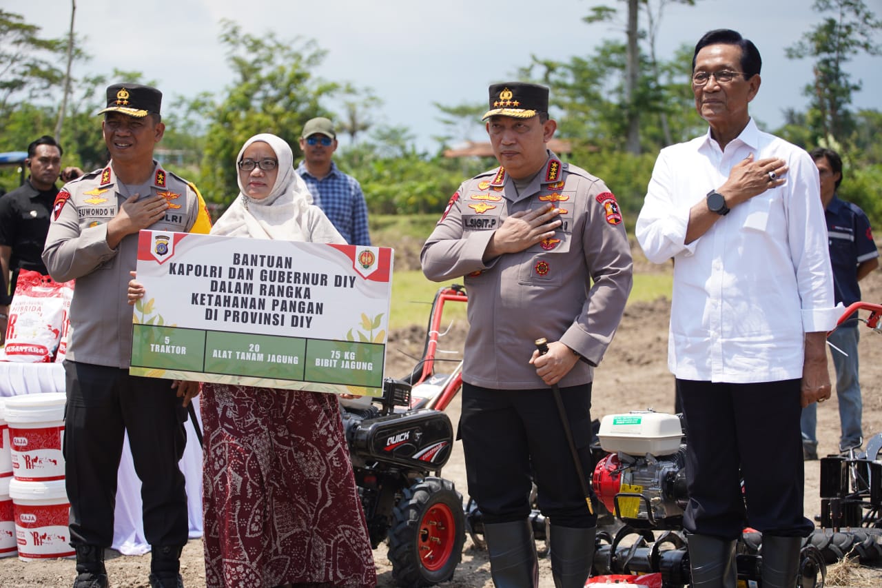 Kapolri Dan Gubernur Yogyakarta Sri Sultan Hamengku Buwono X Menanam Jagung Bersama
