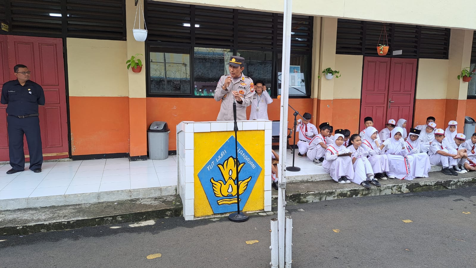 Polsek Jatinegara Laksanakan Program Senin Pintar, Berikan Pembinaan kepada Pelajar SDN Cipinang Muara 04