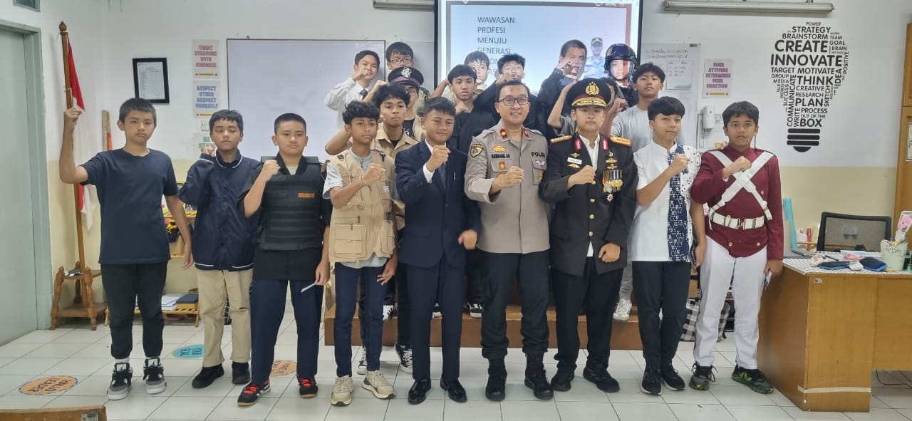 Kapolsek Ciputat Timur Jadi Narasumber Di SMP Pembangunan Jaya, Motivasi Siswa Jadi Generasi Emas 2045