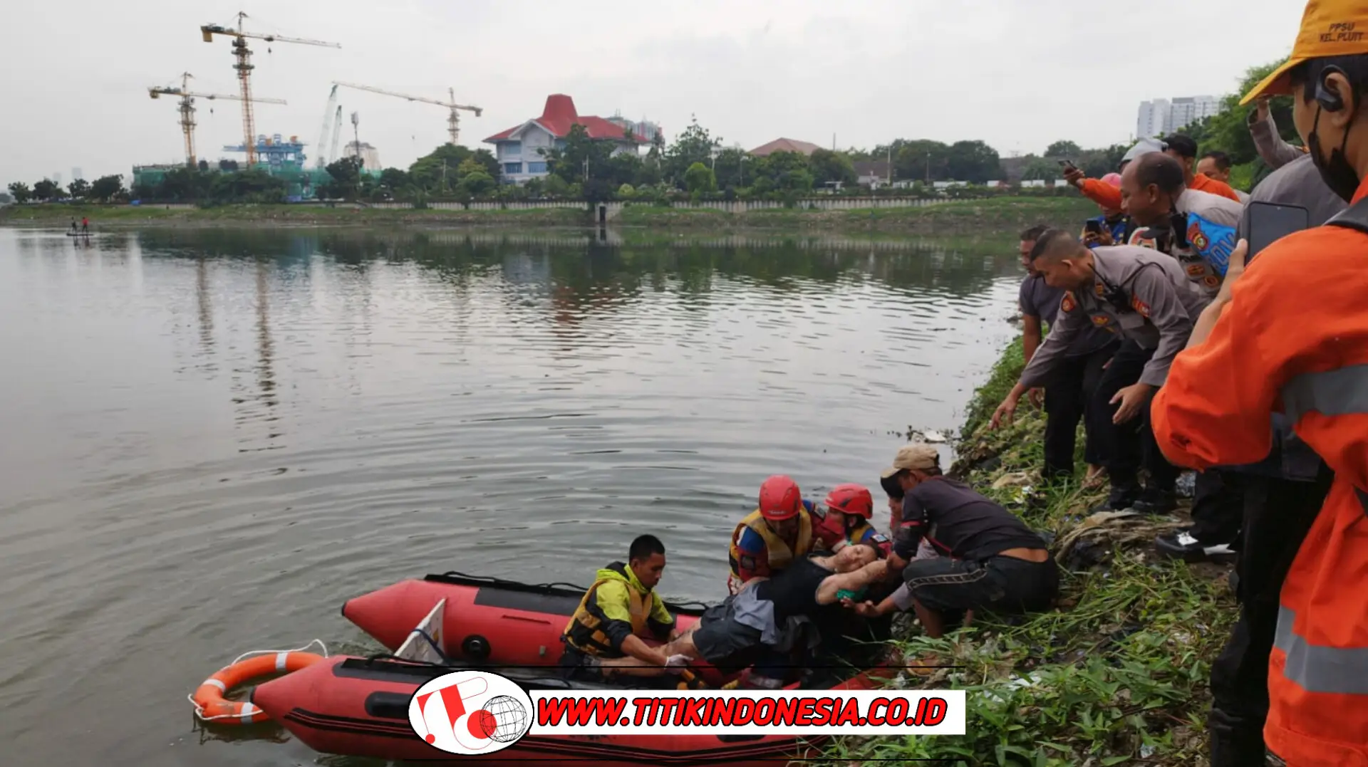 Direktorat Samapta Polda Metro Jaya (Dit Samapta PMJ) Selamatkan Wanita Yang Tenggelam Di Waduk Pluit Jakut.