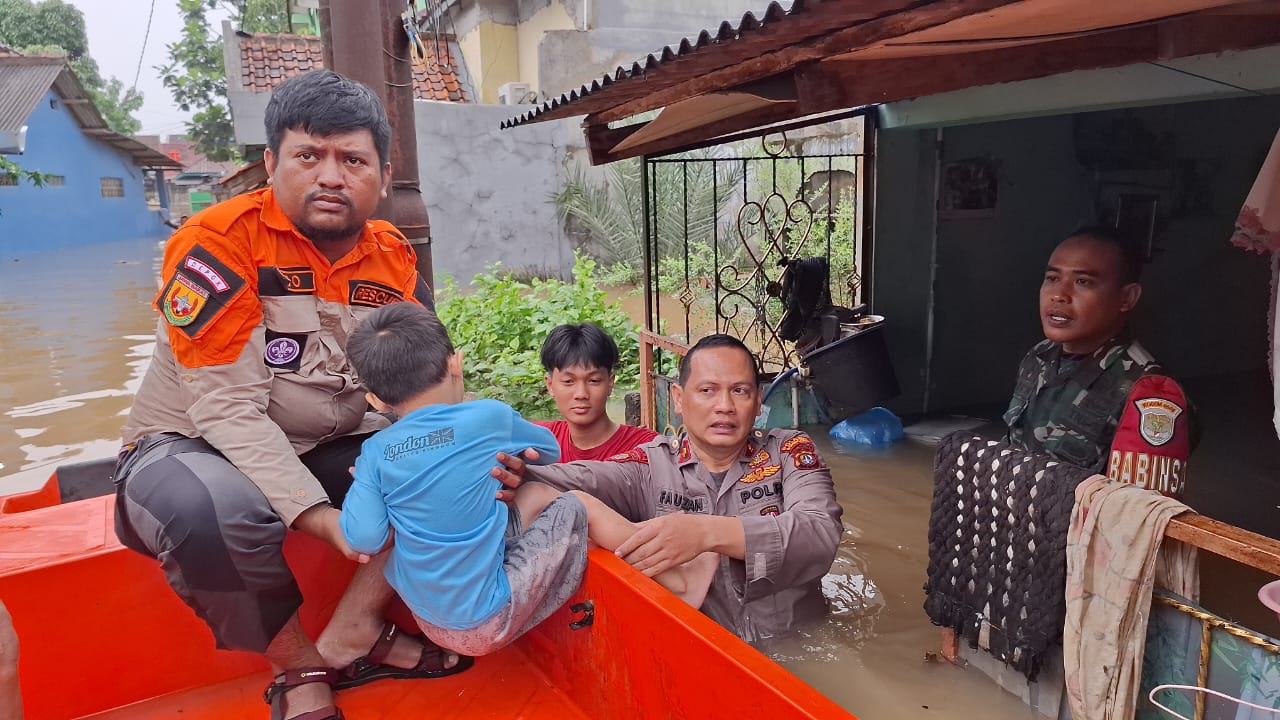 TNI-Polri Bantu Evakuasi Korban Banjir 1,5 Meter Yang Mau Cuci Darah