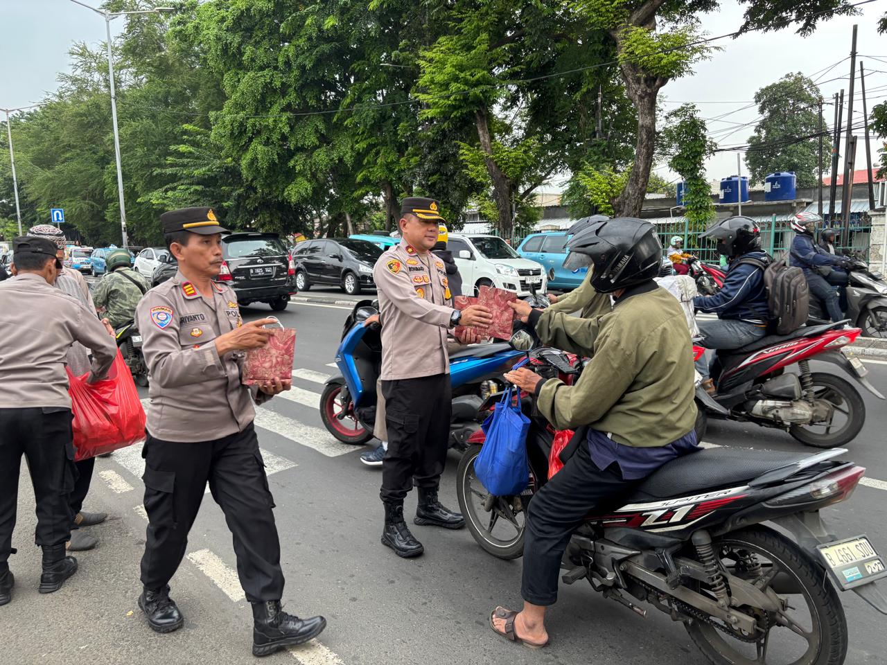 Polsek Ciracas Gelar Pembagian Takjil Untuk Warga Selama Bulan Ramadhan 1446 H