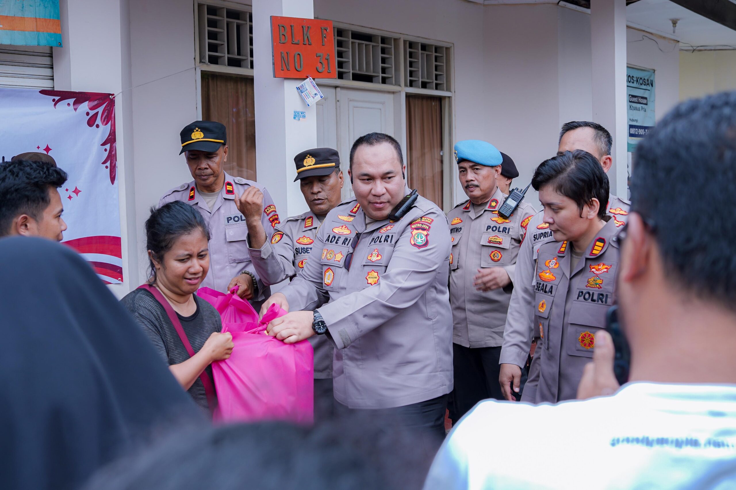 Kapolres Jaksel Tinjau Banjir Di Komplek IKPN Bintaro, Warga Dapat Bantuan Sembako