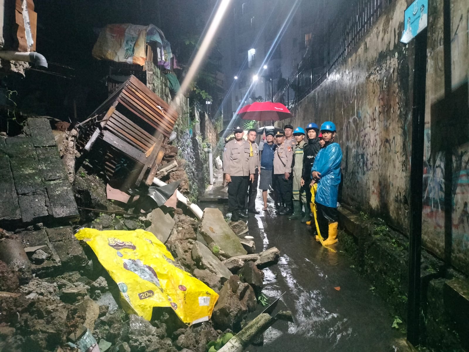 Pondasi Dua Rumah Di Ciputat Timur Longsor Akibat Hujan Deras Warga Diminta Waspada