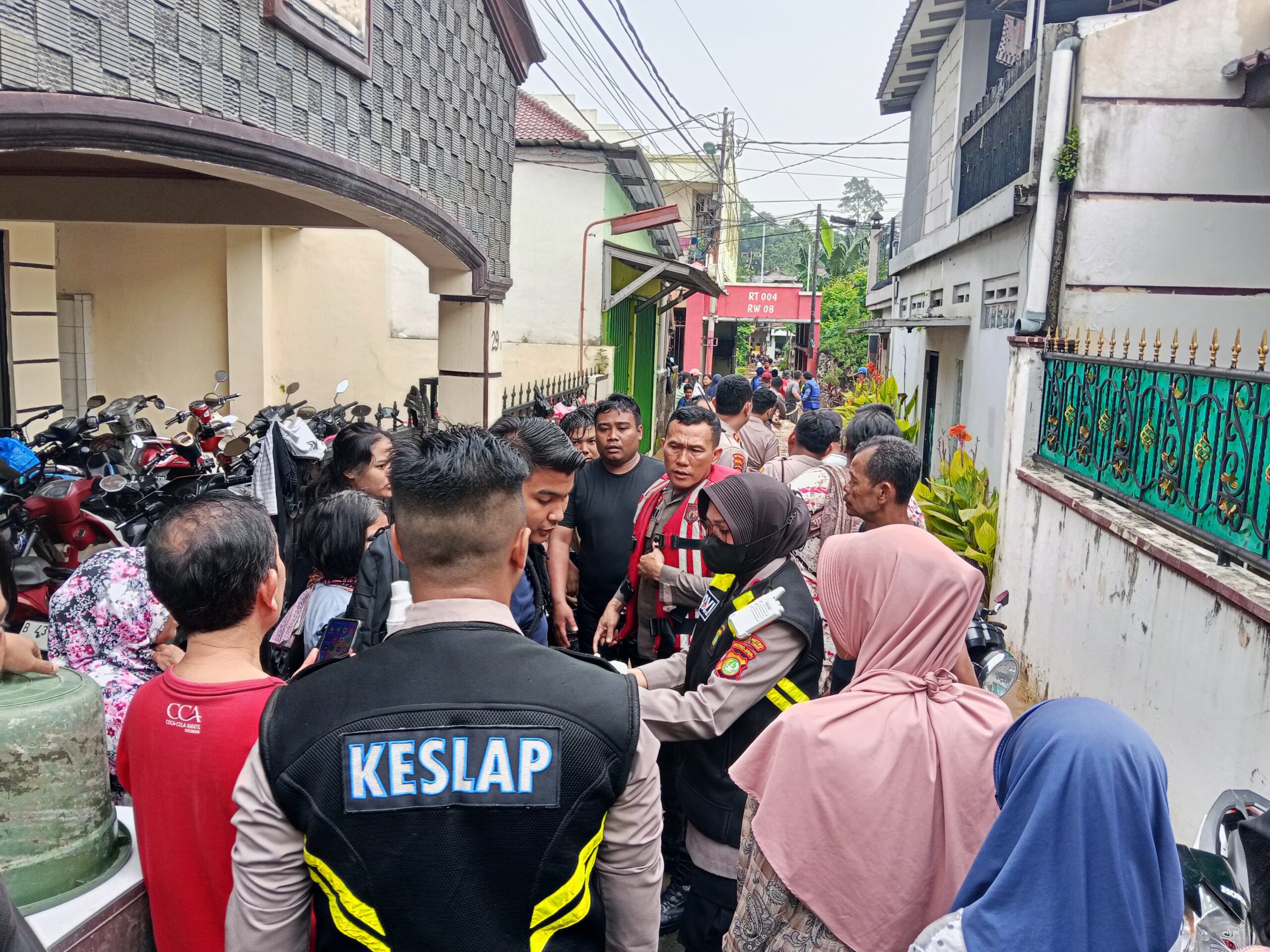 Polres Metro Jakarta Timur Gelar Posko Kesehatan Untuk Korban Banjir Di Cawang