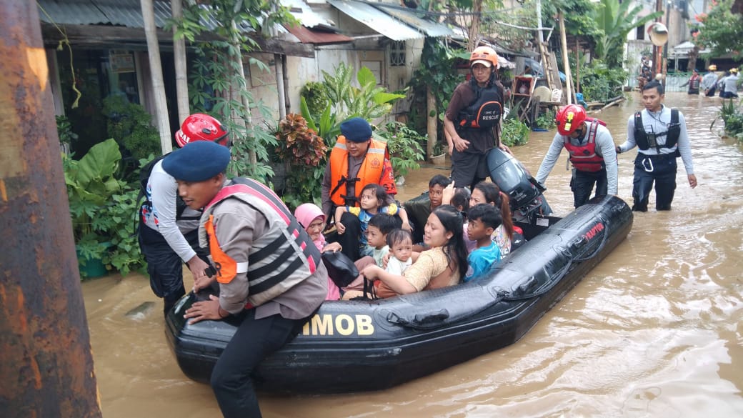 Tim SAR Korbrimob Polri Gerak Cepat Evakuasi Korban Banjir Di Jakarta Timur