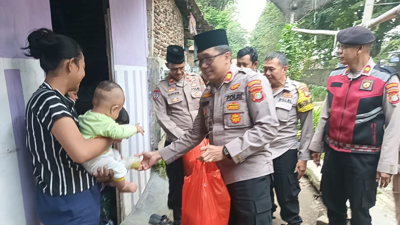 Berbagi Takjil di wilayah Slum Area oleh Kapolsek Neglasari dan Jajaran