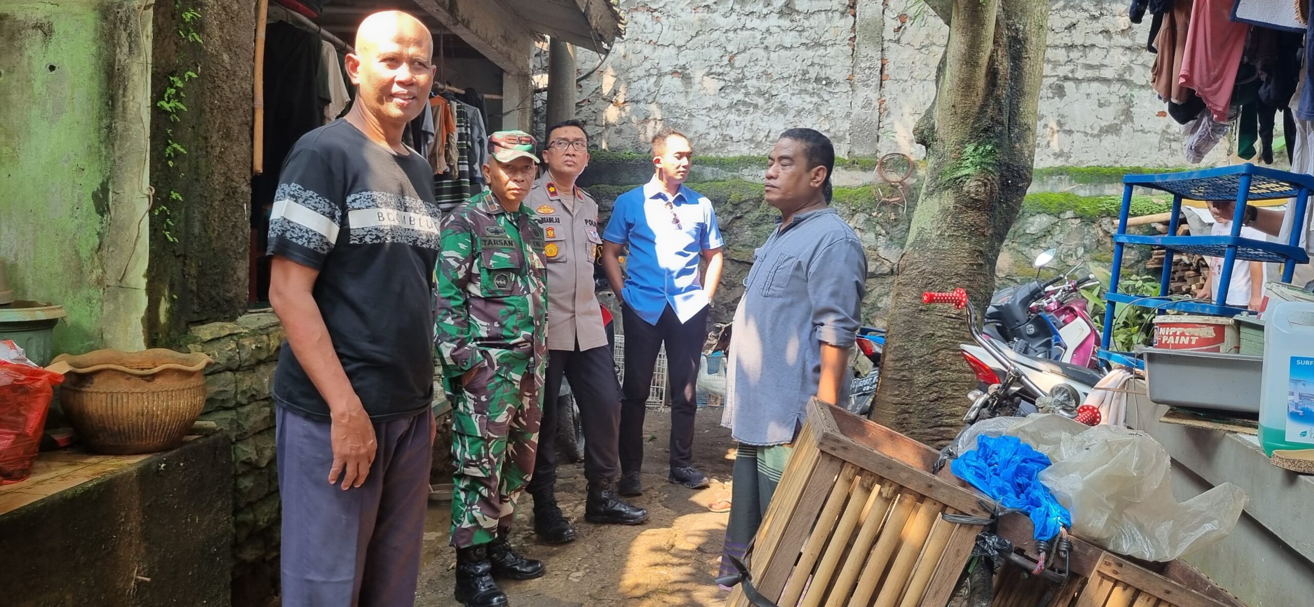 Bakti Sosial Polsek Ciputat Timur Bersama Koramil dan UPT Puskesmas Cirendeu Bantu Korban Banjir