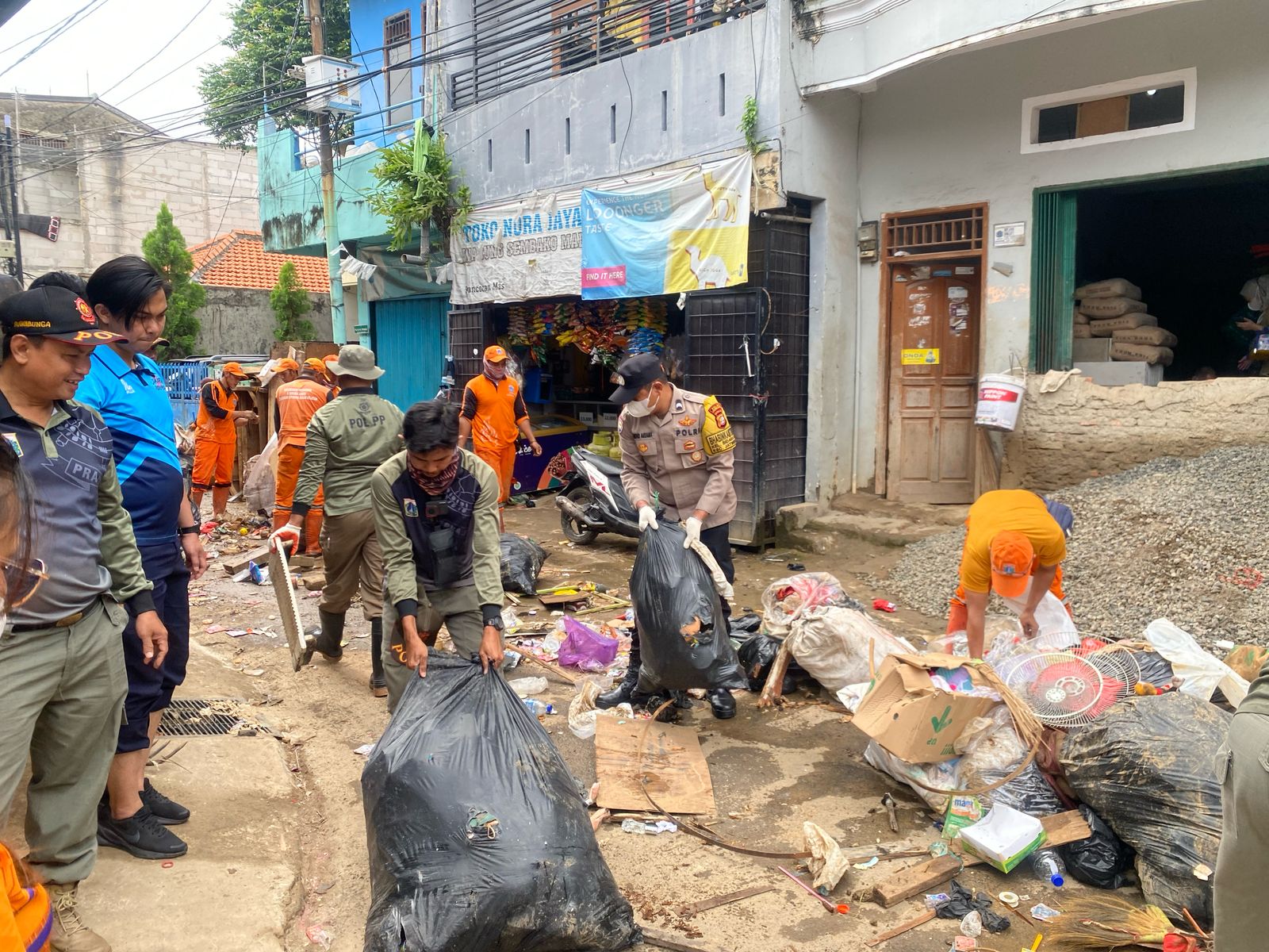 Bhabinkamtibmas Bidaracina Bersama Tiga Pilar Laksanakan Kerja Bakti Pasca Banjir Di Tanjung Lengkong