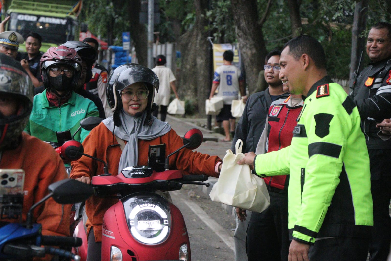 Berbagi di Ramadhan, 200 Takjil Yang Disiapkan Polres Metro Tangerang Kota Ludes Diserbu Pengguna Jalan