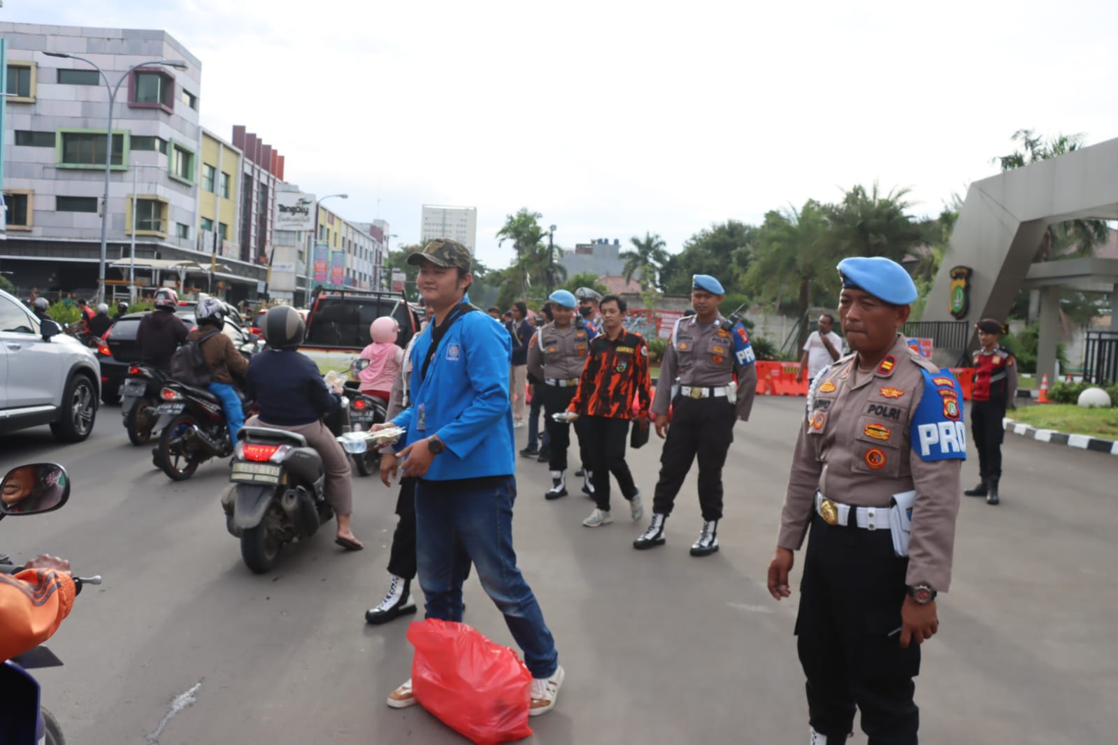 Sinergitas dan Berbagi Di Bulan Ramadan, Polres Metro Tangerang Kota, BEM dan OKP Bagikan Ratusan Takjil ke Masyarakat