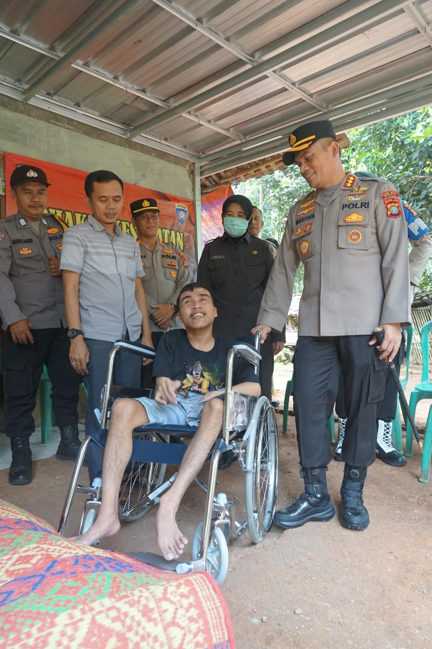 Kapolres Metro Bekasi Gelar Bakti Kesehatan, Serahkan Kursi Roda untuk Warga Penyandang Disabilitas Di Serangbaru