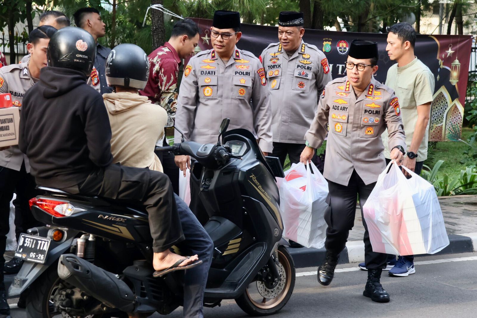 Berkah Ramadan, Kapolda Metro Jaya Gelar Aksi Sosial Berbagi Takjil Bersama Media