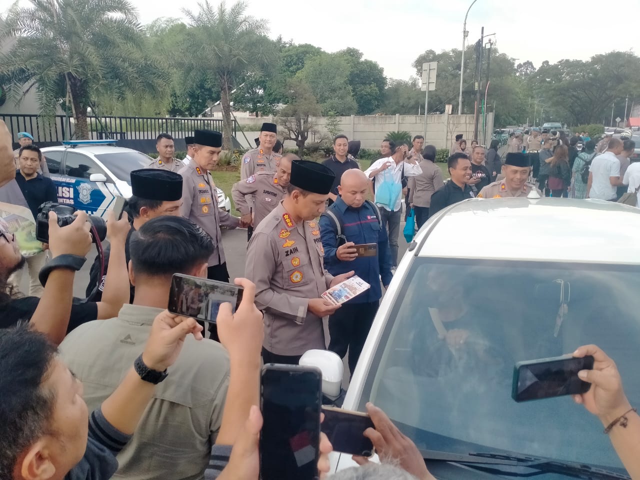 Polres Metro Tangerang kota Bersama Insan Pers Bagi Takjil Kemasyarakat Pengguna Jalan Dan Bukber Bersama