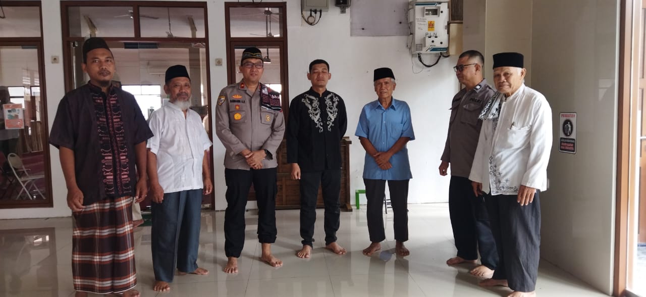 Kapolsek Ciputat Timur Gelar Salat Zuhur Berjamaah dan Sosialisasi Kamtibmas di Masjid Baiturrahman