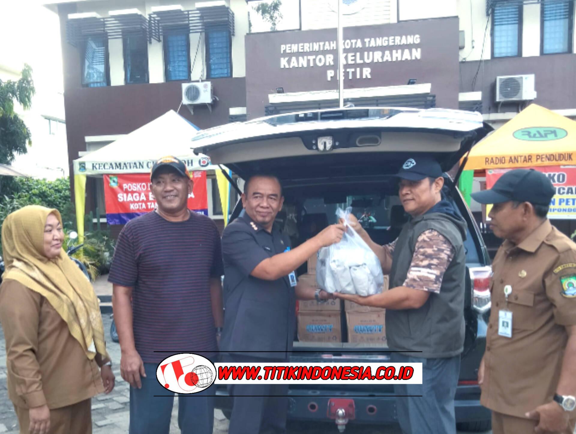 Camat Cipondoh Dan Dinsos Kota Tangerang, Menyambangi Posko Pengungsian Terdampak Banjir, Untuk Memberi Kebutuhan Berbuka Dan Sahur.