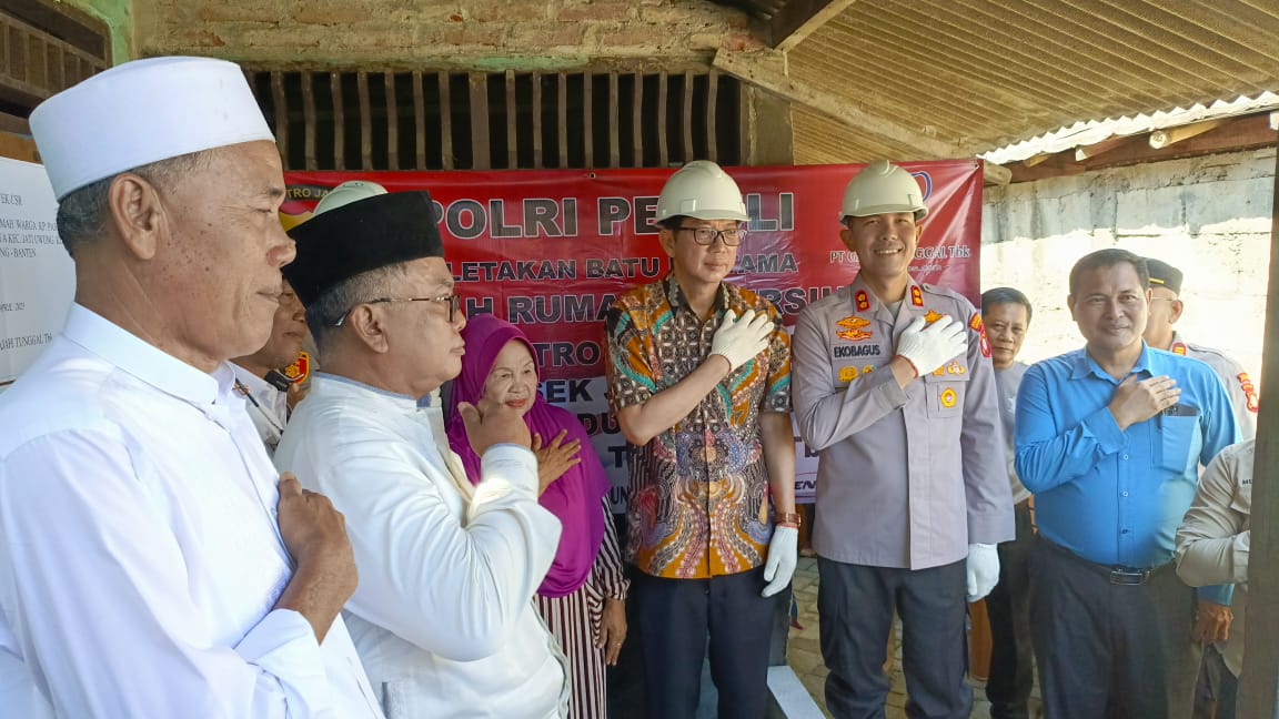 Polri Peduli, Polsek Jatiuwung Bersama PT Gadjah Tunggal TBK Bedah Rumah Warga Tak Mampu
