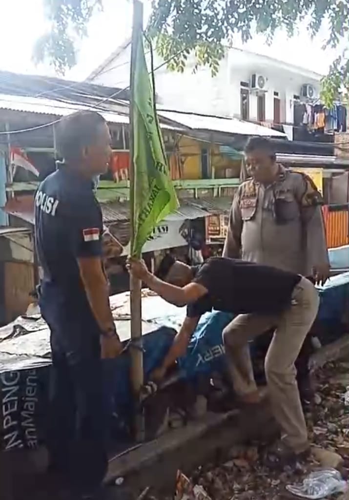 Polsek Metro Tanah Abang Tertibkan Bendera Ormas Ilegal, Cegah Premanisme Di Ruang Publik
