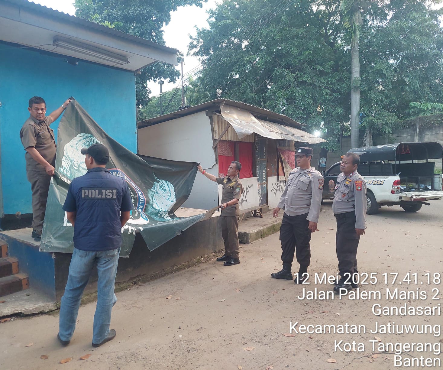 72 Bendera Ormas di Kota Tangerang Ditertibkan Polisi Bersama Petugas Gabungan
