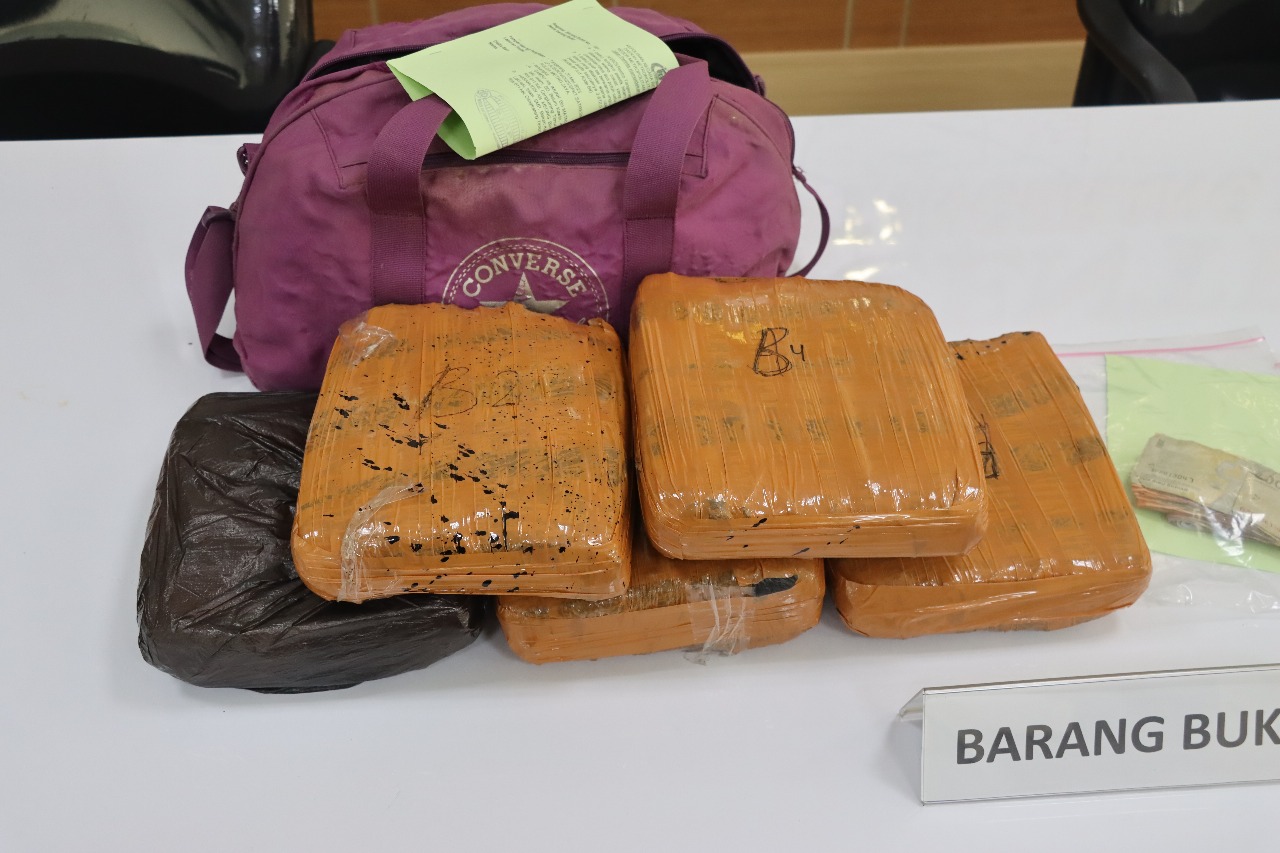 2 Pengedar Narkotika Modus Sistem Tempel Di Tangerang Di Tangkap, Ganja 4,8Kg Disita