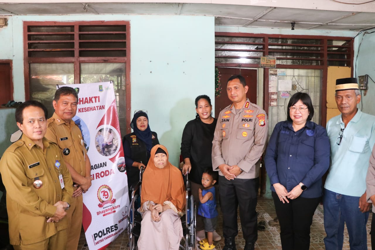 Kapolres Metro Tangerang Kota Serahkan Bantuan Kursi Roda Ke Warga Kurang Mampu di Buaran Indah Kota Tangerang