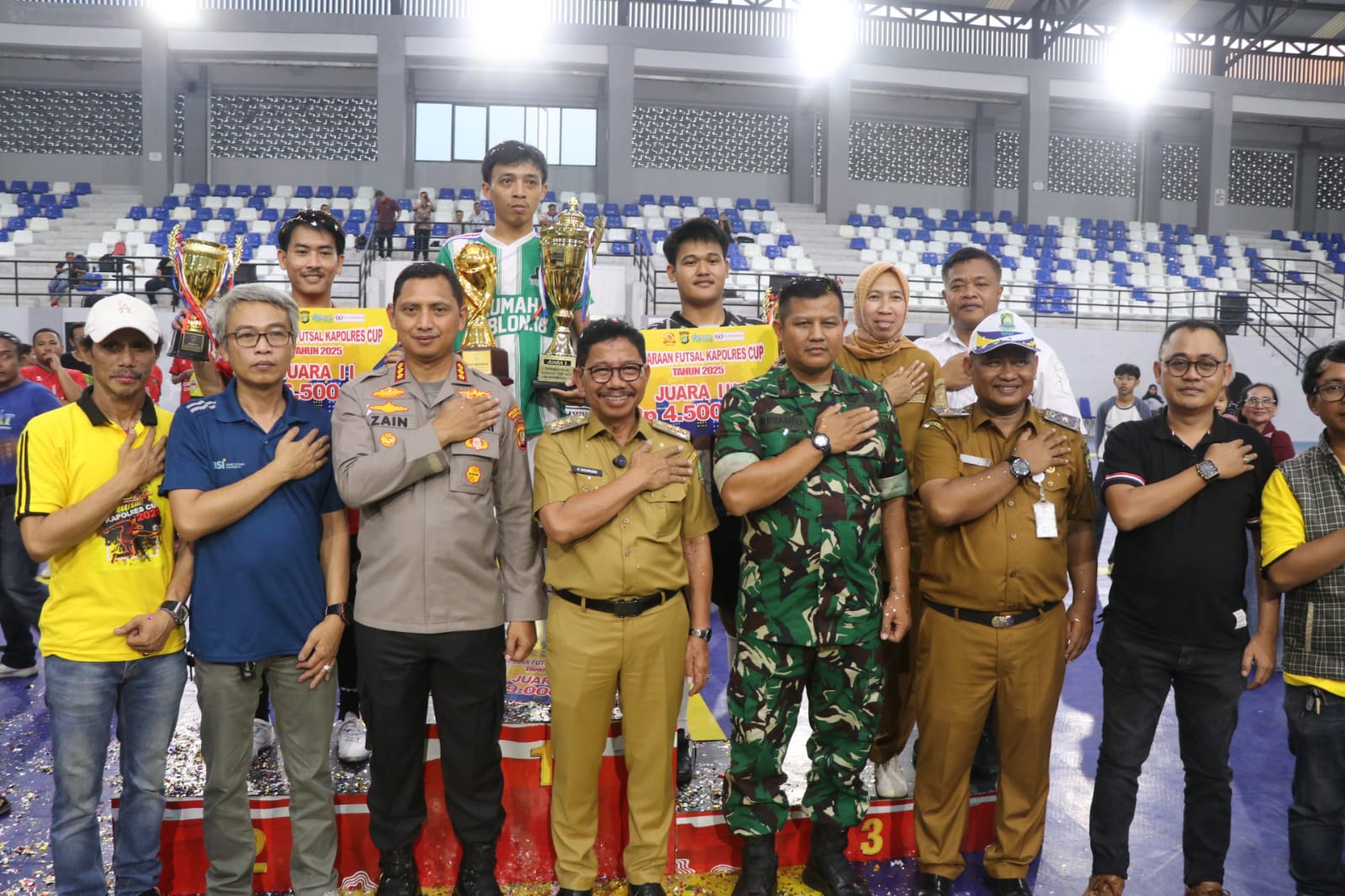 Bersama Walikota Tangerang, Kapolres Metro Tangerang Kota Tutup Turnamen Futsal Kapolres Cup 2025 di GOR Nambo Karawaci